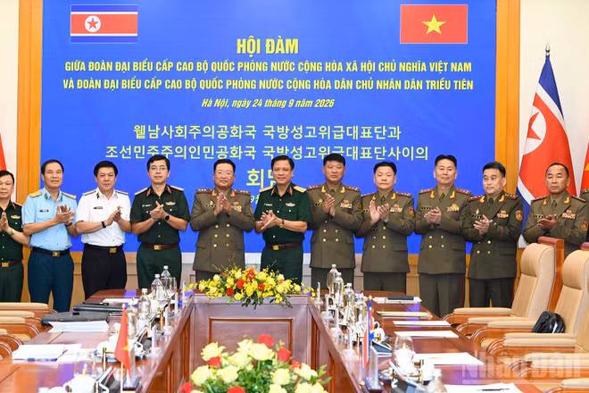 Thượng tướng Nguyễn Trường Thắng và Thượng tướng Ryo Chol Ung cùng các đại biểu hai đoàn. (Ảnh: THẾ ĐẠI)