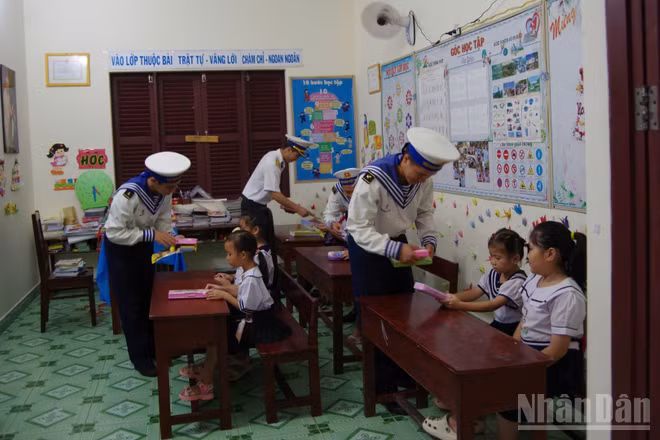 Cán bộ, chiến sĩ Đảo Trường Sa tặng bút vở cho học sinh.