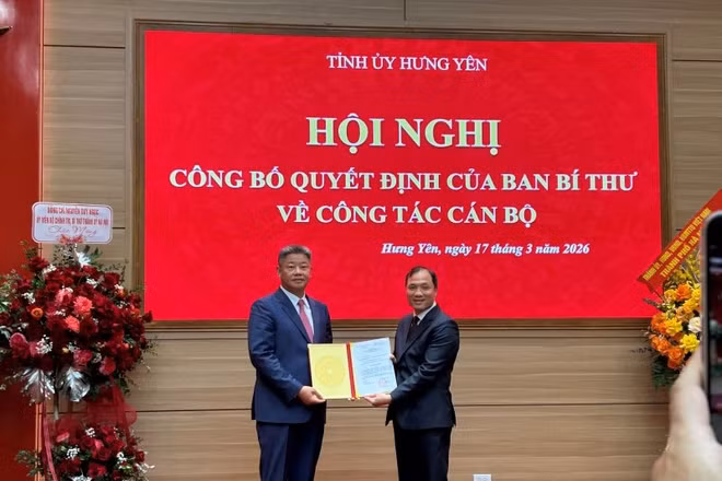 Đồng chí Hoàng Trung Dũng, Ủy viên Trung ương Đảng, Phó Trưởng ban Thường trực Ban Tổ chức Trung ương trao quyết định cho đồng chí Nguyễn Mạnh Quyền, Phó Bí thư Tỉnh ủy Hưng Yên nhiệm kỳ 2025-2030.
