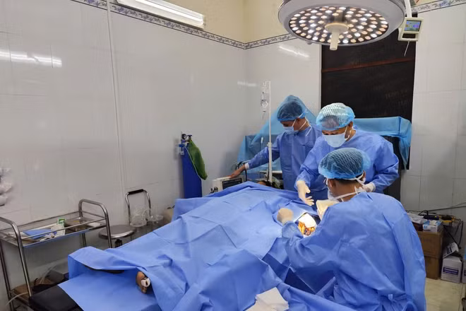 Y, bác sĩ đảo Nam Yết xử lý vết thương cho người bệnh.