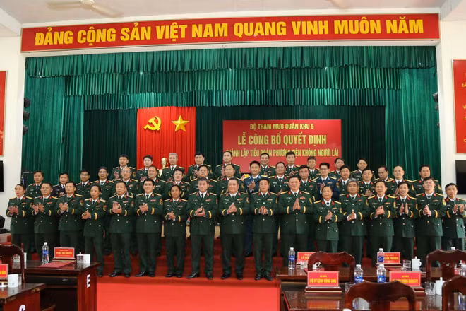Các đại biểu tại buổi lễ.