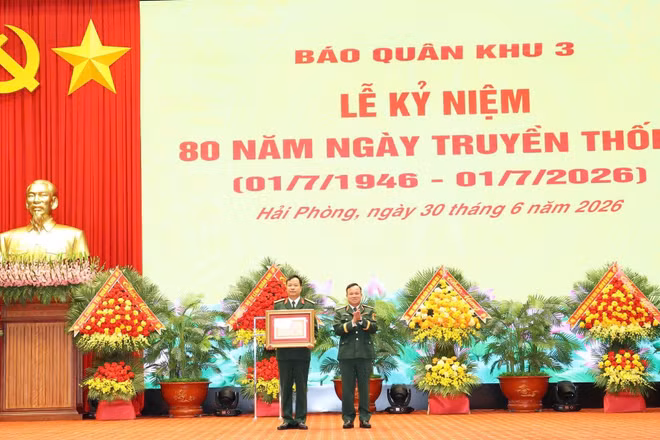 Thừa ủy quyền của Quân ủy Trung ương, Bộ Quốc phòng, Thiếu tướng Khúc Thành Dư, Ủy viên Thường vụ Đảng ủy, Phó Chính ủy Quân khu 3 đã trao bằng khen của Bộ Quốc phòng tặng Báo Quân khu 3.