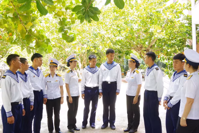 Nữ quân nhân Học viện Hải quân tâm sự cùng chiến sĩ đảo Song Tử Tây.