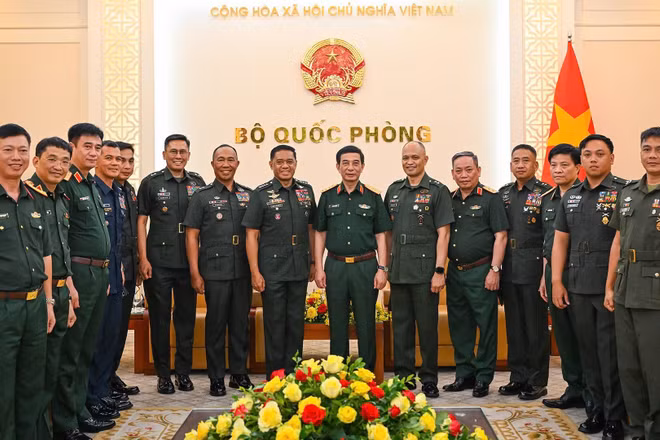 Đại tướng Phan Văn Giang và Đại tướng Romeo Saturnino Brawner Junior cùng đoàn công tác tại buổi tiếp.