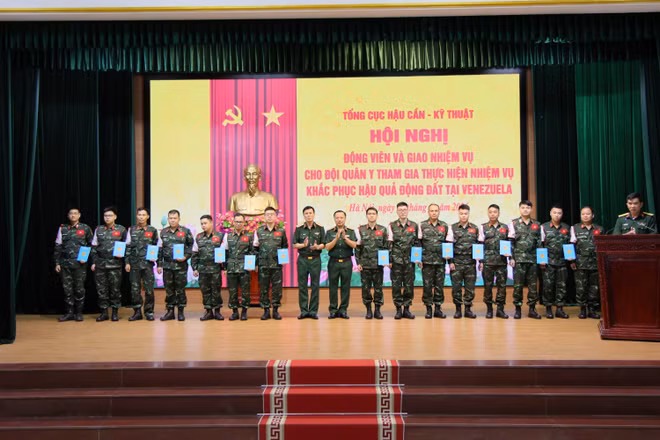 Lãnh đạo Tổng cục Hậu cần-Kỹ thuật tặng quà động viên lực lượng quân y trước giờ lên đường thực hiện nhiệm vụ.