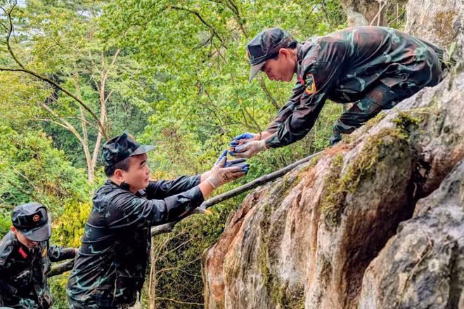 Quy tập hài cốt liệt sĩ tại điểm cao.