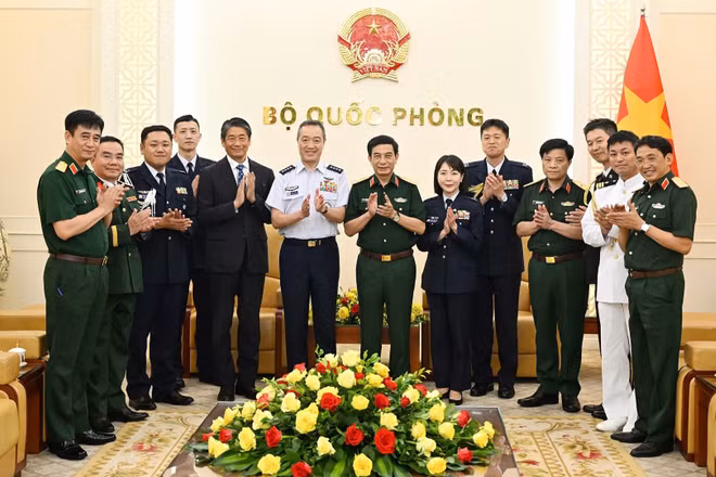 Đại tướng Phan Văn Giang và Đại tướng Uchikura Hiroaki cùng đoàn công tác.