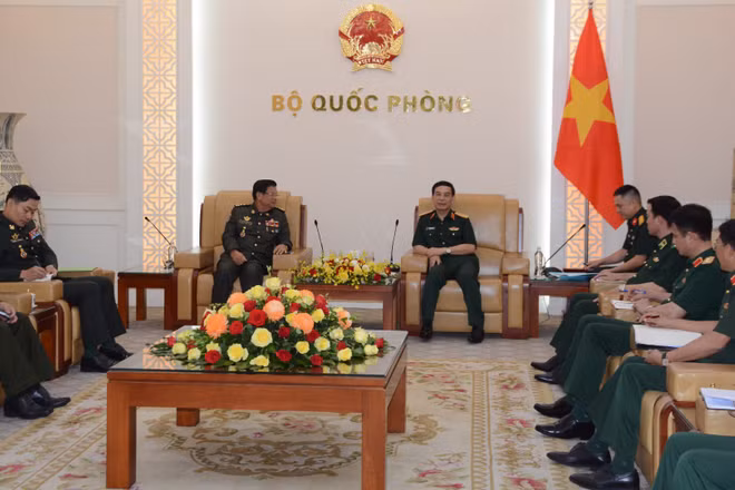 Đại tướng Phan Văn Giang, Ủy viên Bộ Chính trị, Phó Bí thư Quân ủy Trung ương, Phó Thủ tướng Chính phủ, Bộ trưởng Quốc phòng tiếp Đại tướng Prak Sovanna, Quốc vụ khanh Bộ Quốc phòng Campuchia.