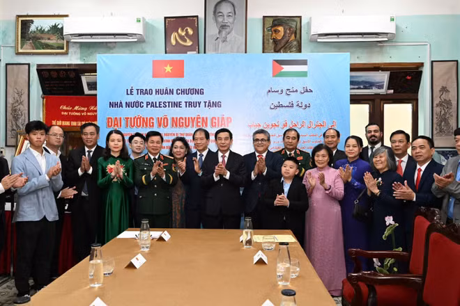 Đại tướng Phan Văn Giang, Đại sứ Saadi Salama cùng các đại biểu tại buổi lễ. 