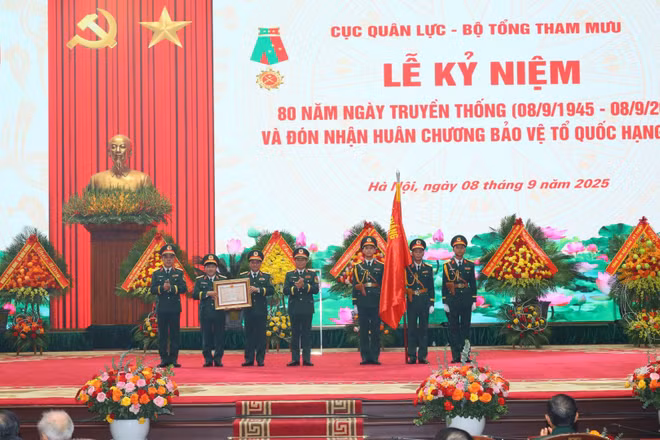Thừa ủy quyền của Chủ tịch nước, Đại tướng Nguyễn Tân Cương trao Huân chương Bảo vệ Tổ quốc hạng Nhất tặng Cục Quân lực.