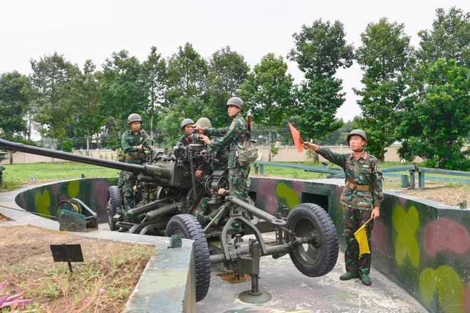 Khẩu đội Pháo phòng không 37mm thực hành tiêu diệt mục tiêu.