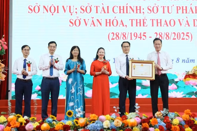 Thừa ủy quyền của Chủ tịch nước, Bí thư Tỉnh ủy Hưng Yên trao Huân chương Độc lập hạng Ba cho Sở Nội vụ tỉnh Hưng Yên.