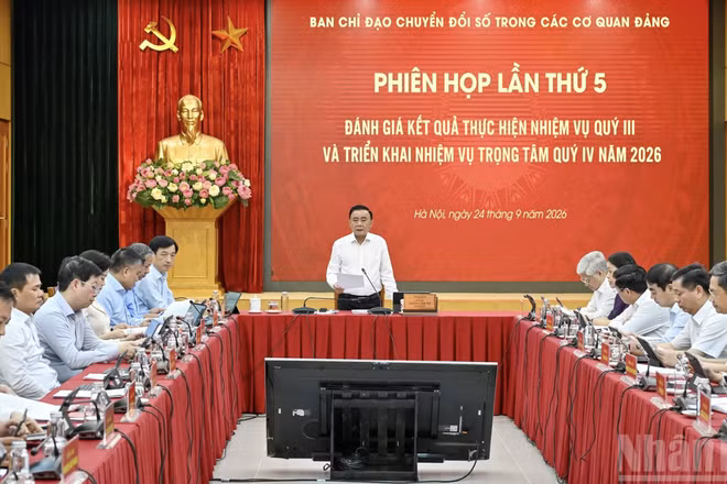 Đồng chí Trần Cẩm Tú, Ủy viên Bộ Chính trị, Thường trực Ban Bí thư phát biểu tại Phiên họp lần thứ 5 Ban Chỉ đạo Chuyển đổi số trong các cơ quan đảng. (Ảnh: THỦY NGUYÊN)