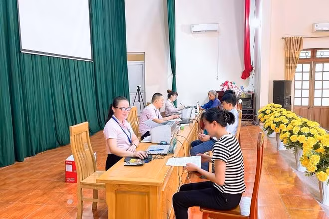  Ngân hàng Chính sách xã hội chi nhánh tỉnh Hưng Yên đang thực hiện giải ngân vốn vay ưu đãi cho các hộ nghèo và các đối tượng chính sách ở tỉnh Hưng Yên.
