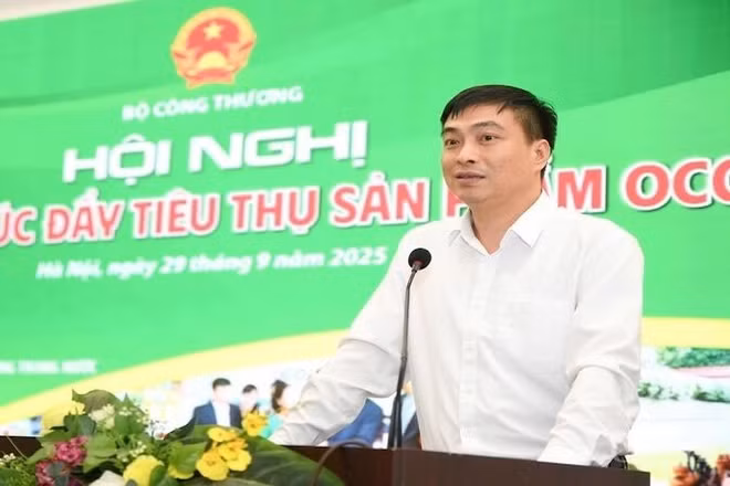 Phó Cục trưởng Quản lý và Phát triển thị trường trong nước Bùi Nguyễn Anh Tuấn phát biểu tại hội nghị.