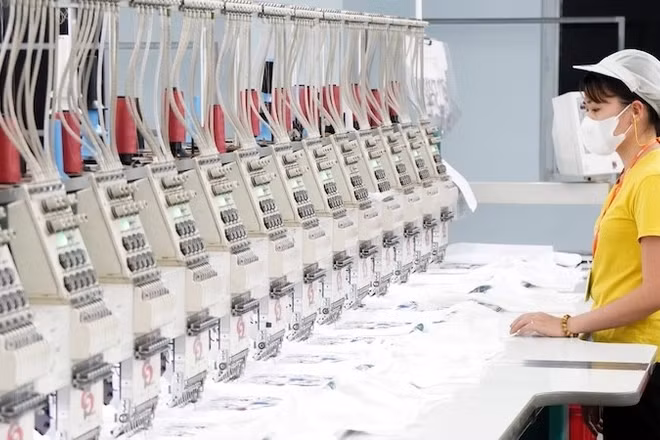 Sản xuất hàng xuất khẩu tại Công ty TNHH May Tinh Lợi, Khu Công nghiệp Nam Sách (Thành phố Hải Phòng). (Ảnh Tuệ Nghi)
