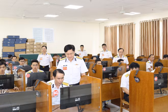 Ban tổ chức kiểm tra thí sinh tham gia phần thi kiến thức trên phòng máy. (Ảnh: THẾ ĐẠI)