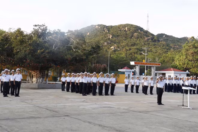 Chào cờ đầu năm tại Trung đoàn.
