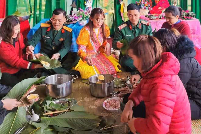 Cán bộ, chiến sĩ Trạm thông tin Vi-ba SK9 gói bánh chưng cùng nhân dân Tà Xùa, Sơn La.