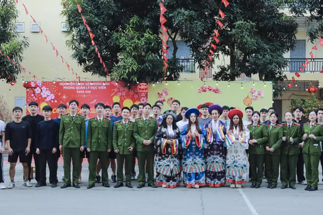 Những nữ sinh viên Cuba rất hào hứng được khoác lên trang phục truyền thống Nhật Bình, do nhà thiết kế Châu Loan gửi tặng