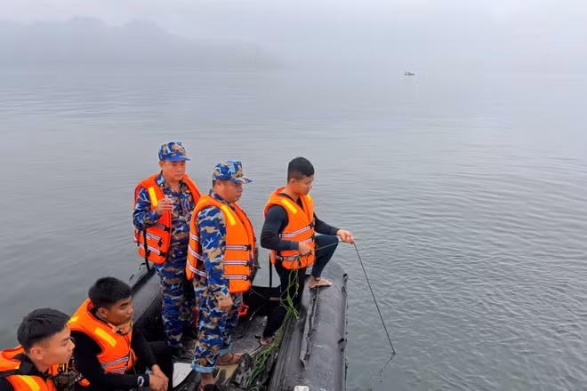 Thợ lặn thuộc Lữ đoàn 126 Hải quân tổ chức tìm kiếm nạn nhân đang mất tích.