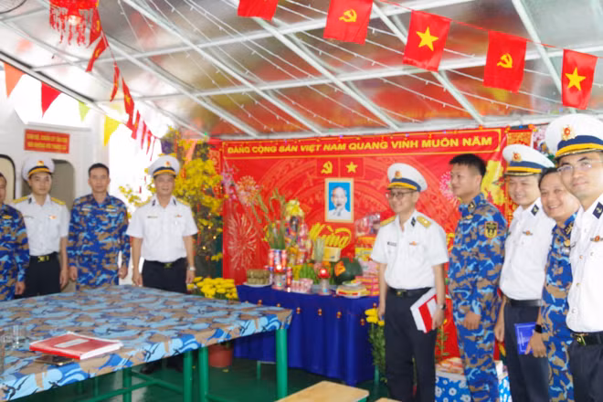 Quang cảnh phòng đón xuân trên tàu 935, Hải đội 811