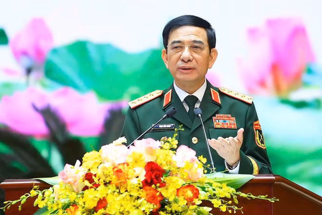 Đại tướng Phan Văn Giang, Ủy viên Bộ Chính trị, Phó bí thư Quân ủy Trung ương, Bộ trưởng Quốc phòng.