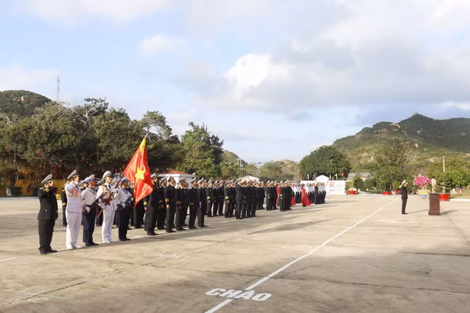 Cán bộ, chiến sĩ Trung đoàn 196 trang nghiêm dự lễ chào cờ đầu năm mới.