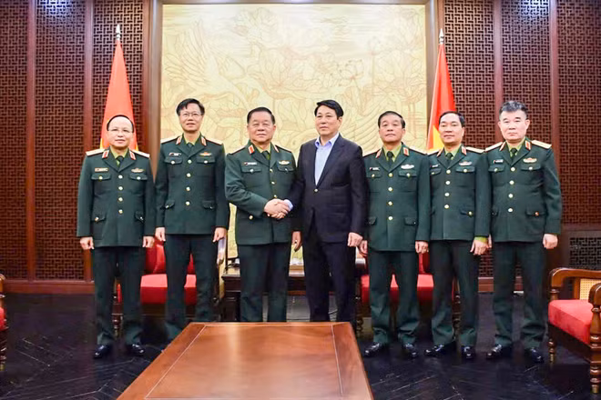 Chủ tịch nước Lương Cường cùng Đại tướng Nguyễn Trọng Nghĩa và đoàn công tác.