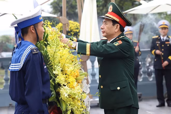 Đại tướng Phan Văn Giang dâng hoa tưởng niệm Đại tướng Võ Nguyên Giáp.