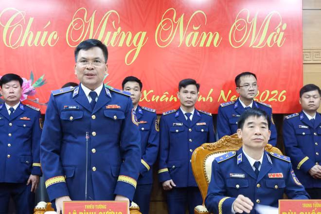 Thiếu tướng Lê Đình Cường, Tư lệnh Cảnh sát biển Việt Nam gửi lời chúc mừng năm mới tới các tàu thực hiện nhiệm vụ trực Tết trên biển.