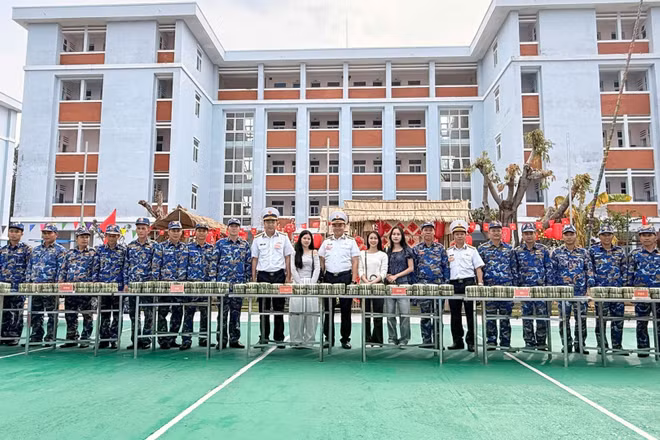 Ban giám khảo chụp ảnh lưu niệm cùng các đội tuyển sau phần thi gói bánh.