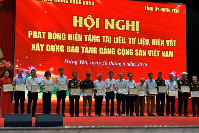 Lãnh đạo Văn phòng Trung ương Đảng trao giấy chứng nhận hiến tặng hiện vật xây dựng Bảo tàng Đảng Cộng sản Việt Nam.