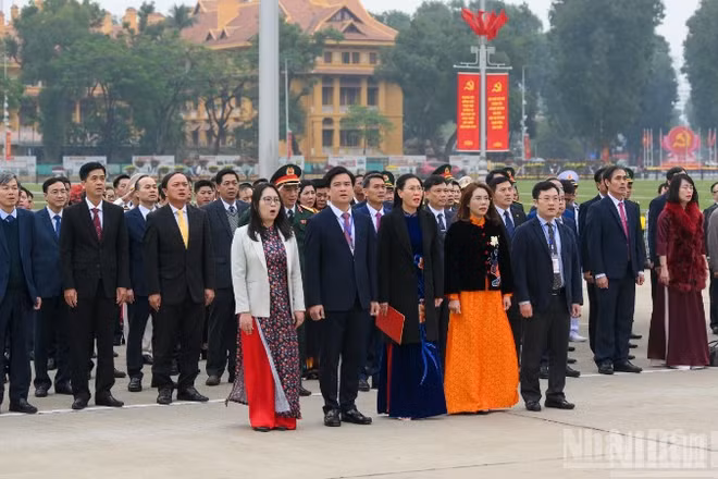 Đoàn đại biểu Bí thư chi bộ xuất sắc trong toàn Đảng năm 2026 báo công dâng Bác. (Ảnh: THẾ ĐẠI)