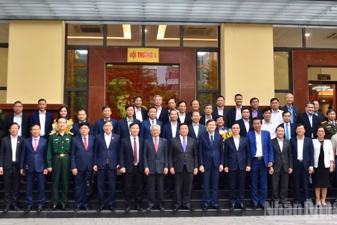 Các đại biểu chụp ảnh lưu niệm. (Ảnh: PHẠM CƯỜNG)