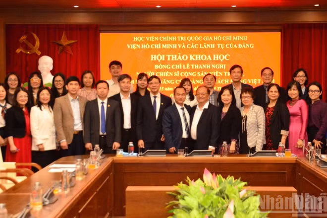Các đại biểu chụp ảnh lưu niệm tại hội thảo. (Ảnh: PHẠM CƯỜNG)