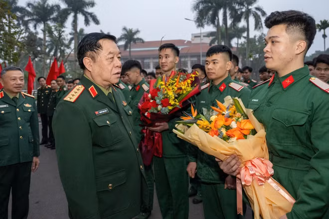 Đại tướng Nguyễn Trọng Nghĩa cùng các thủ trưởng Tổng cục Chính trị trò chuyện thân tình, lắng nghe tâm sự, tình cảm của các hạ sĩ quan, binh sĩ tại buổi gặp mặt.