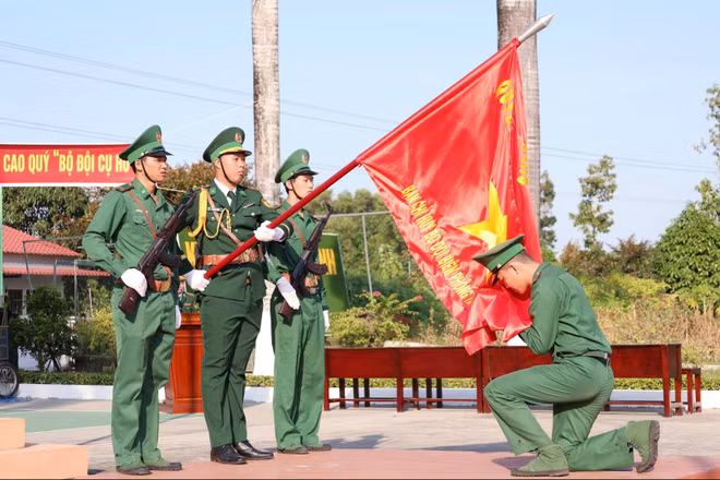 Đại diện quân nhân hoàn thành nghĩa vụ quân sự của Bộ đội Biên phòng An Giang hứa hẹn, thực hiện nghi thức hôn Quân kỳ Quyết thắng trước khi xuất ngũ.