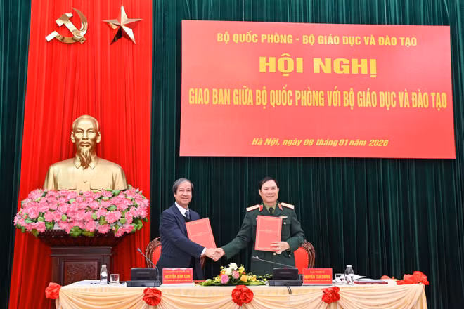 Đại tướng Nguyễn Tân Cương và Bộ trưởng Giáo dục và Đào tạo Nguyễn Kim Sơn ký kết chương trình phối hợp giữa hai Bộ giai đoạn 2026-2030. 
