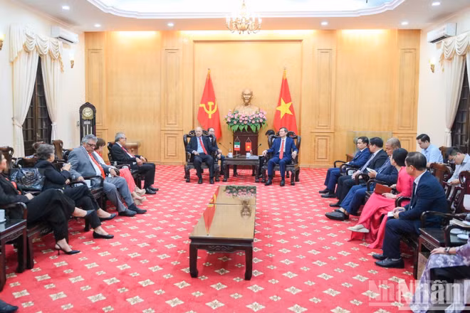 Đồng chí Đoàn Minh Huấn, Ủy viên Bộ Chính trị, Giám đốc Học viện Chính trị quốc gia Hồ Chí Minh tiếp Thượng Nghị sĩ Alberto Anaya Gutiérrez, Tổng Bí thư Đảng Lao động Mexico. (Ảnh: THẾ ĐẠI)