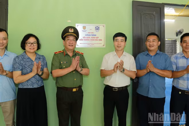 Thiếu tướng Đào Xuân Lân, Cục trưởng Cục Ngoại tuyến cùng đại diện đơn vị tài trợ và chính quyền địa phương dự lễ khánh thành, bàn giao công trình sửa chữa, nâng cấp điểm trường Giàng Dúa Chải. (Ảnh: MẠNH HƯNG)