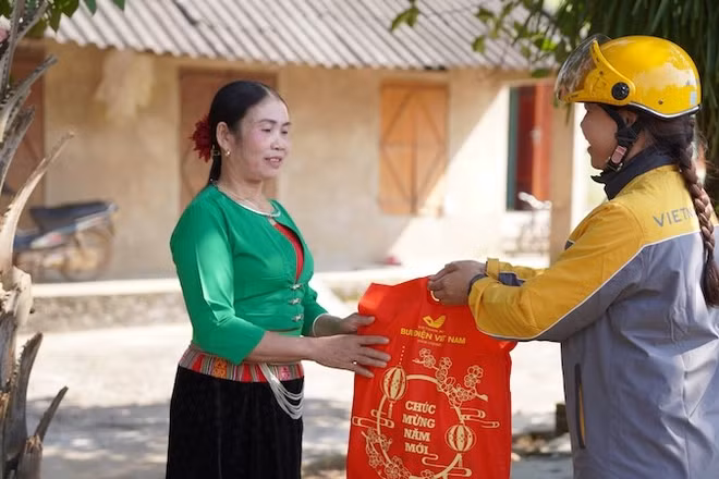 Chuyển phát hàng hóa đến tay người dân.