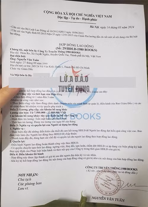 Hợp đồng lao động giả mạo cả chữ ký, con dấu. (Ảnh do bạn đọc gửi về cho 1980Books). Hợp đồng lao động giả mạo cả chữ ký, con dấu. (Ảnh do bạn đọc gửi về cho 1980Books).