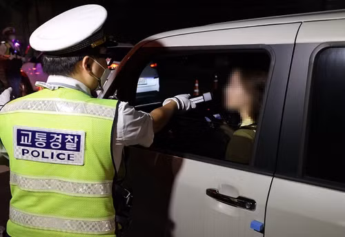 Cảnh sát Hàn Quốc kiểm tra nồng độ cồn của lái xe (Ảnh: YONHAP)