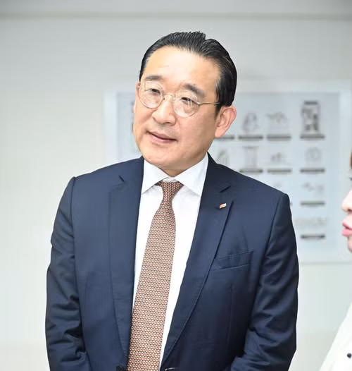 Ông Suh Jae Myung, Phó Chủ tịch KORCHAM chia sẻ thông tin tại buổi lễ. Ông Suh Jae Myung, Phó Chủ tịch KORCHAM chia sẻ thông tin tại buổi lễ.