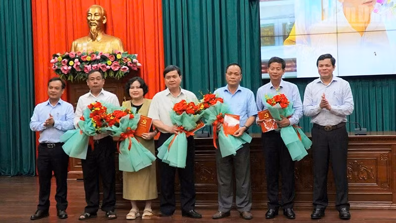 ndo_tr_5dong-chi-pho-bi-thu-thuong-truc-tinh-uy-va-pho-bi-thu-tinh-uy-tang-hoa-tri-an-dong-chi-bi-thu-tinh-uy-pho-bi-tinh-uy-chu-tich-ubnd-tinh-cac-uy-vien-ban-thuong-vu-1.jpg