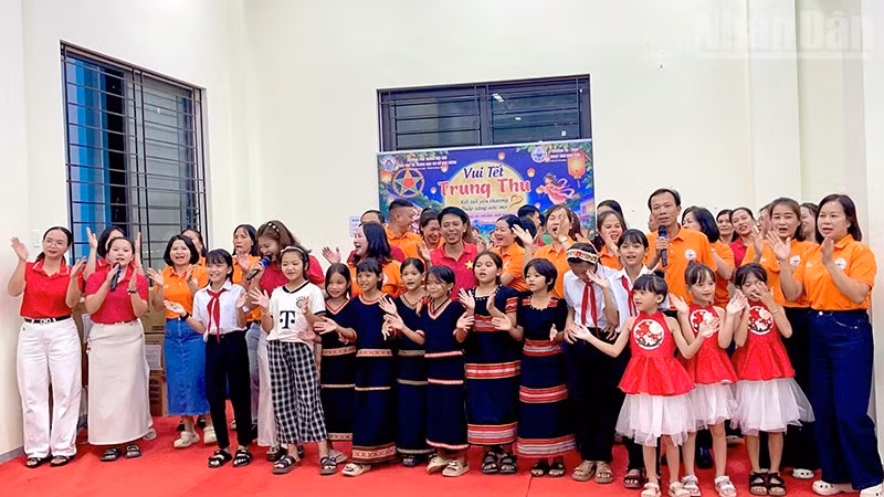 Sôi nổi tiết mục hát đồng ca "Như có Bác Hồ trong ngày vui đại thắng".