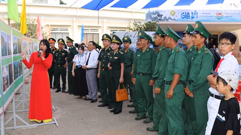 Các đại biểu nghe thuyết minh tại triển lãm.
