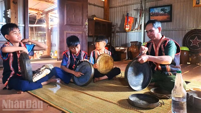 Nhà của nghệ nhân A Lip đã trở thành nơi dạy chiêng cho các cháu nhỏ.