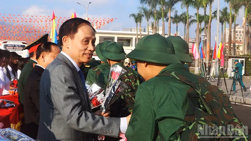 Đồng chí Lê Hoài Trung tặng hoa, động viên thanh niên trúng tuyển nghĩa vụ quân sự.